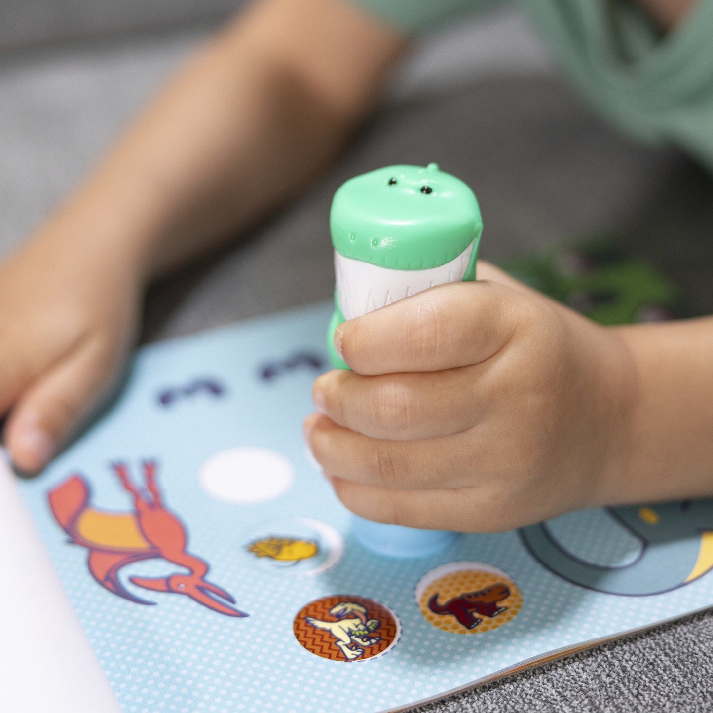 Melissa & Doug - Sticker WOW! Dinosaurier Aufkleberstempel & Block, Basteln