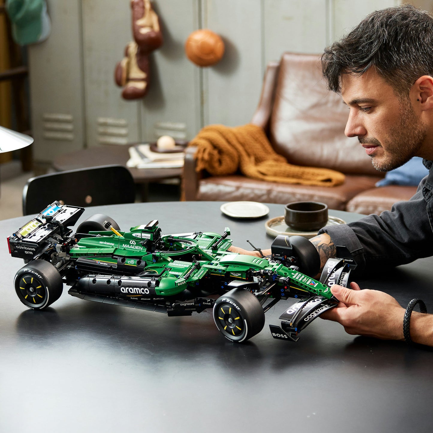 42240 Technic Aston Martin Aramco AMR25 F1 Auto, Konstruktionsspielzeug