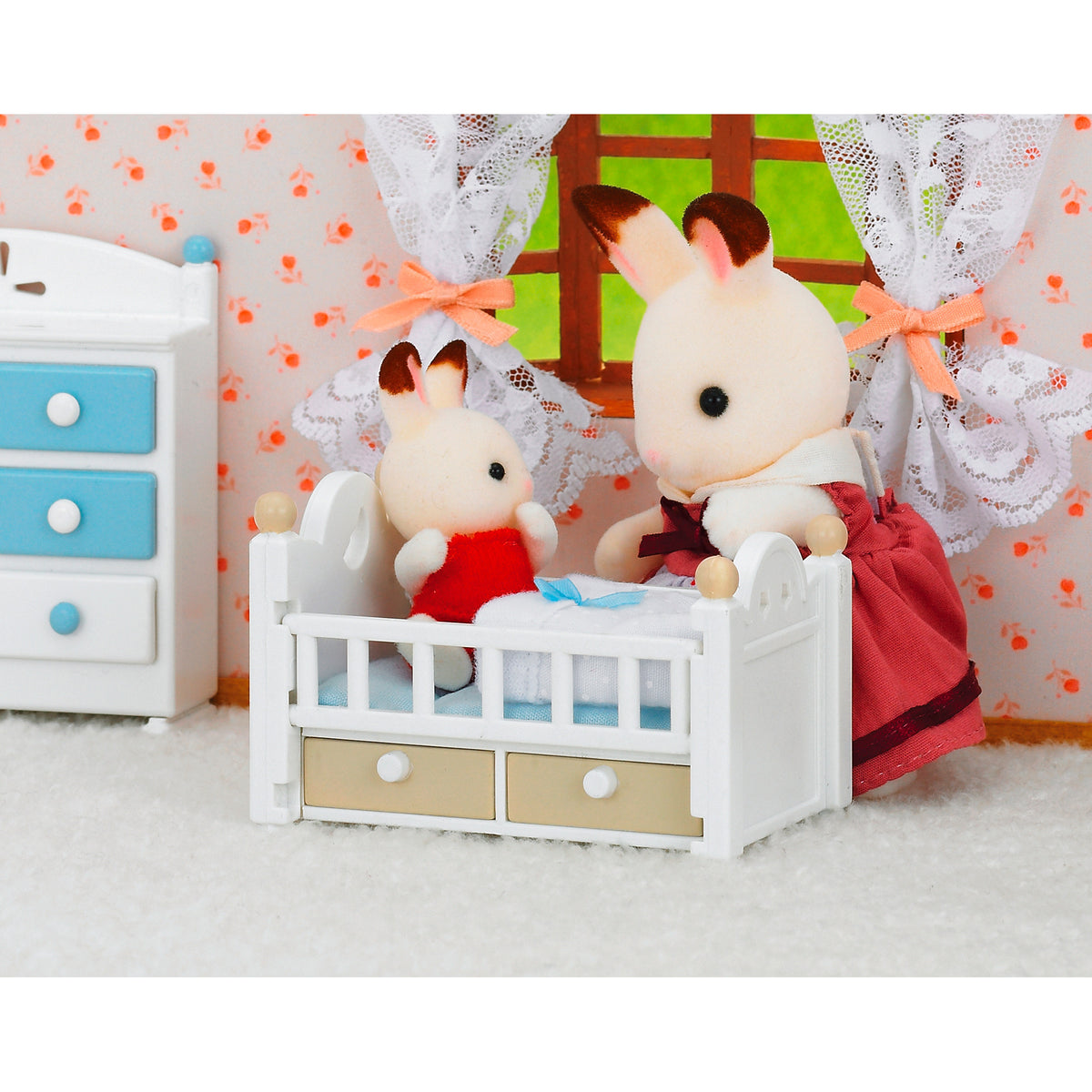 Sylvanian Families - Schokoladenhasen Baby mit Babybett, Konstruktionsspielzeug