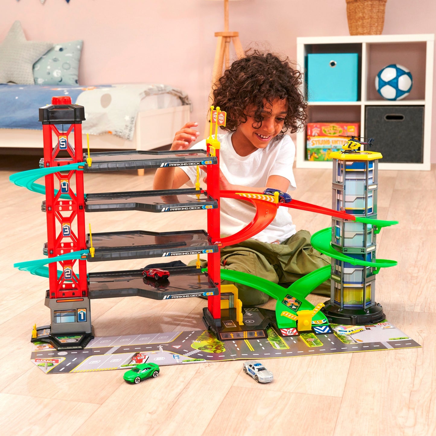 Dickie Parking Garage, Spielgebäude