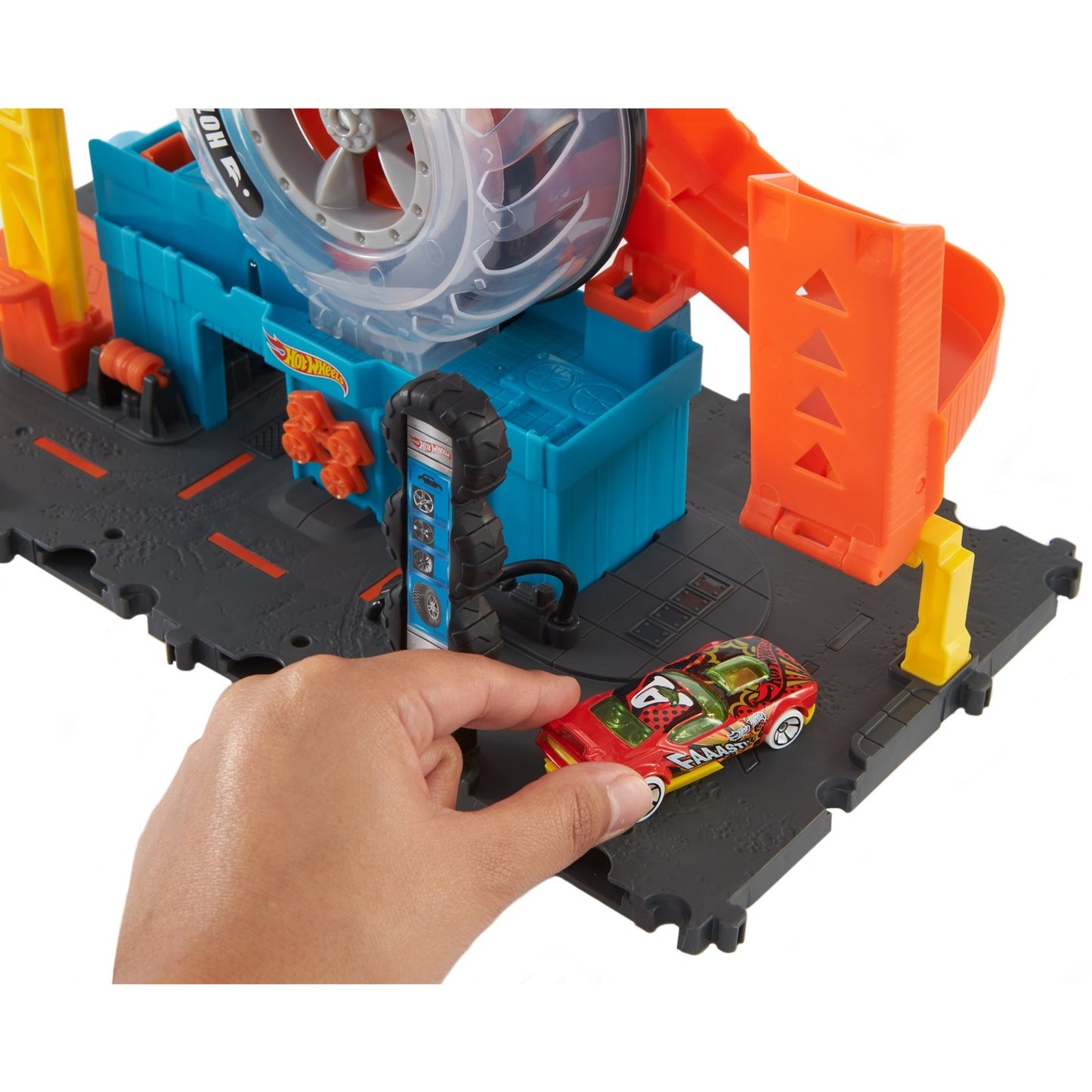 City Super Reifen Shop, Spielgebäude