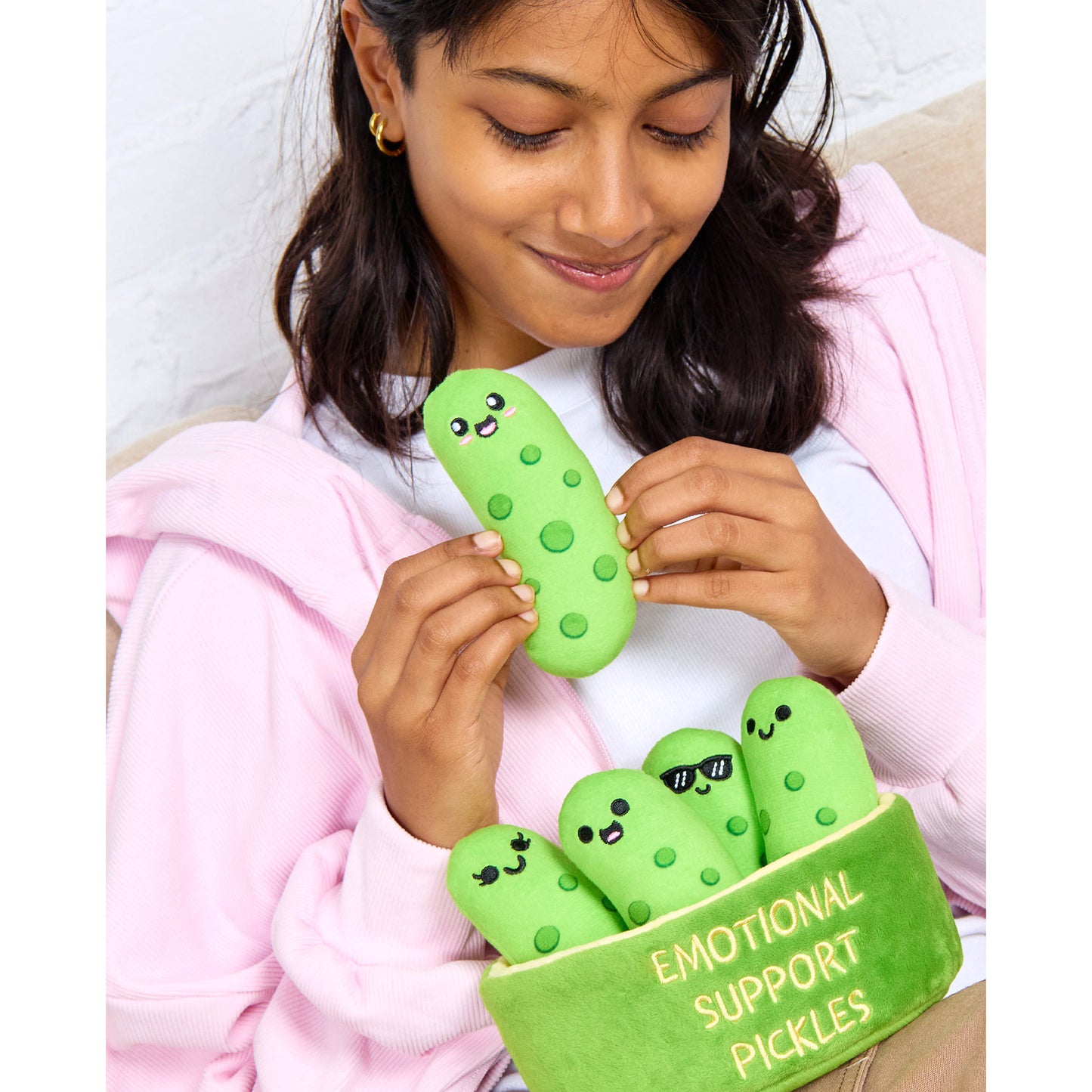 Emotional Support Pickles, Kuscheltier