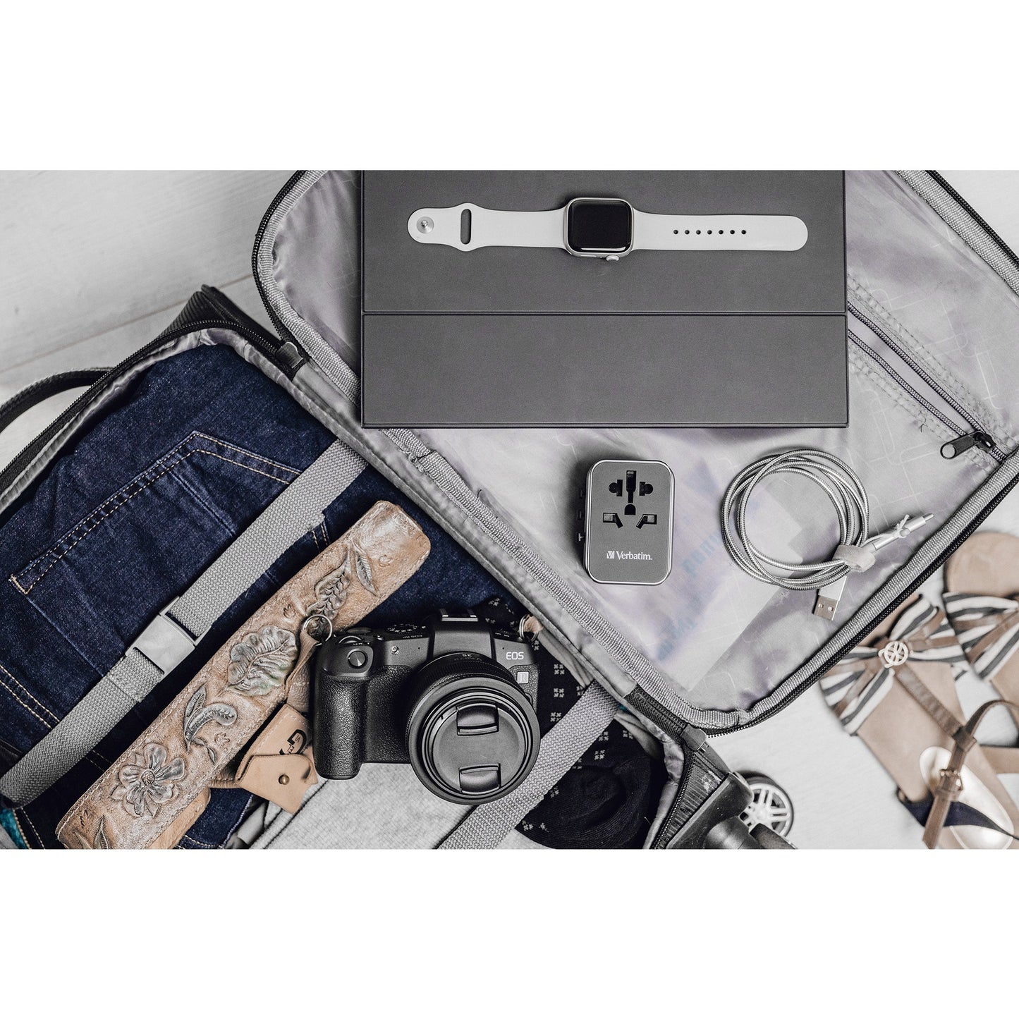 Verbatim Universal-Reiseadapter UTA-04 (schwarz/silber, 3x USB-A, 2x USB-C)