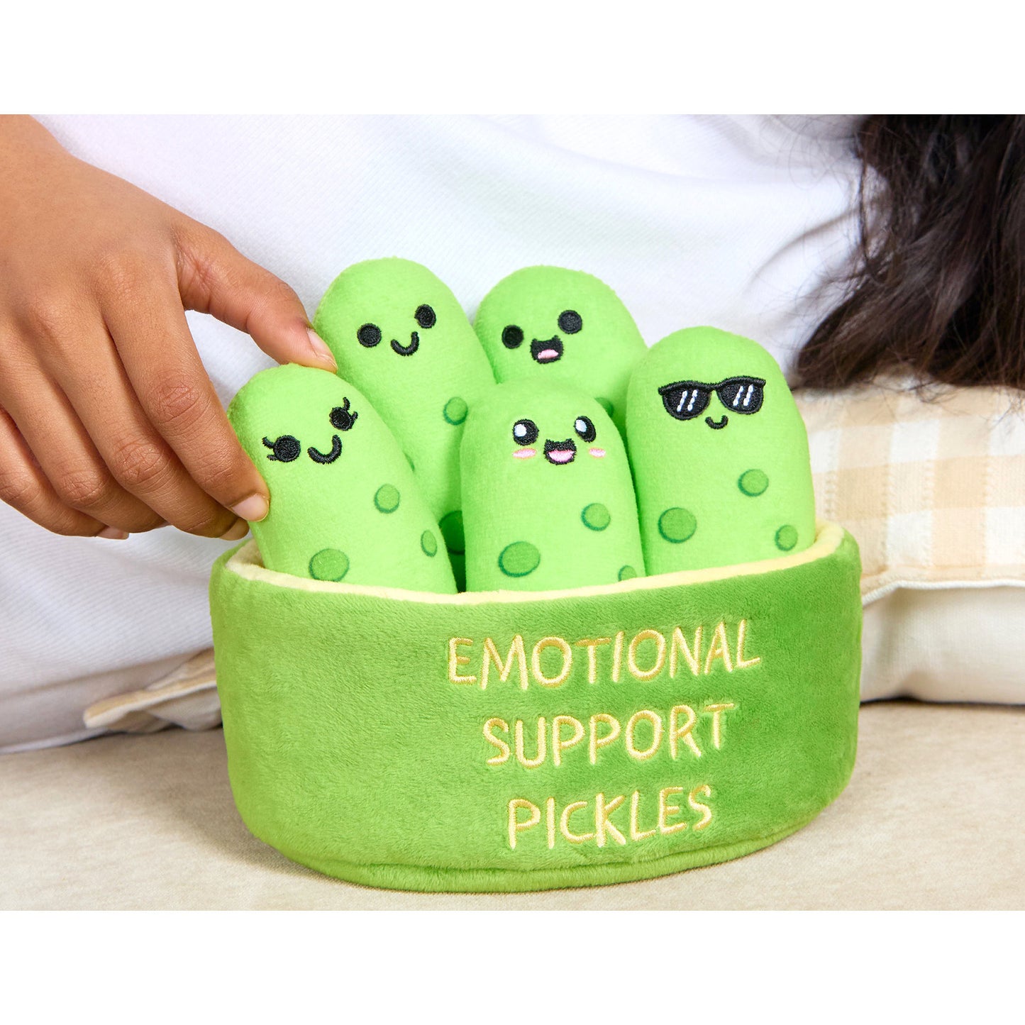 Emotional Support Pickles, Kuscheltier