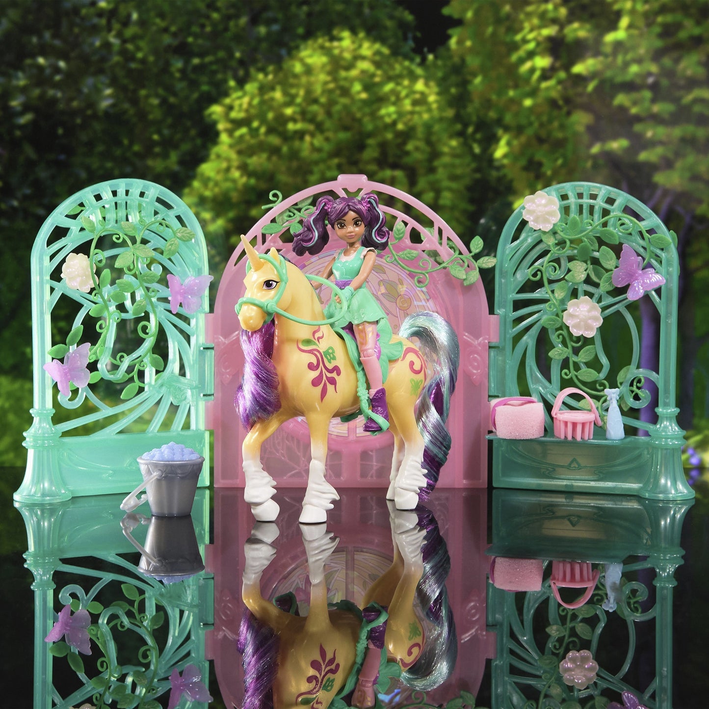 Unicorn Academy - Ava & Einhorn Leaf Stall Spielset mit Farbwechseleffekt, Spielfigur