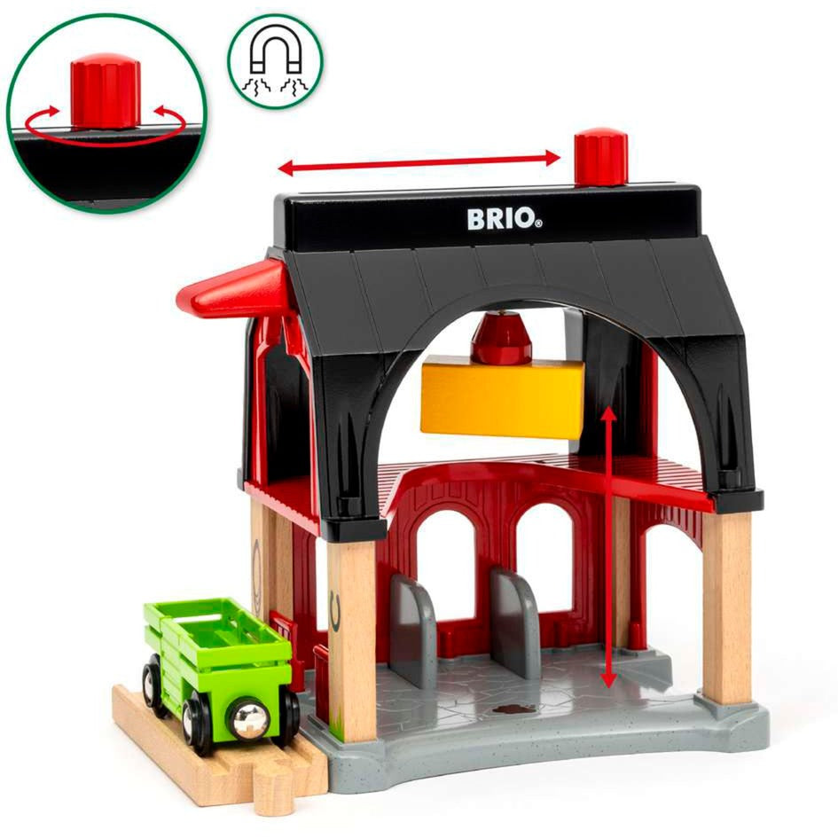 BRIO World Tierscheune mit Heuwaggon, Spielgebäude