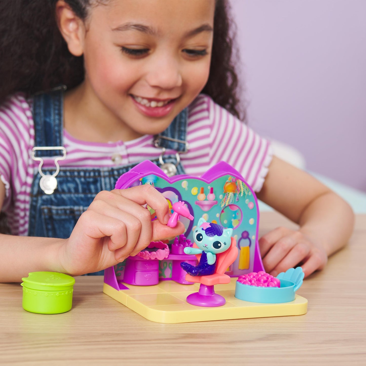 Spinmaster Gabby's Dollhouse Deluxe Room Spielset - Wellness Raum mit Meerkätzchen