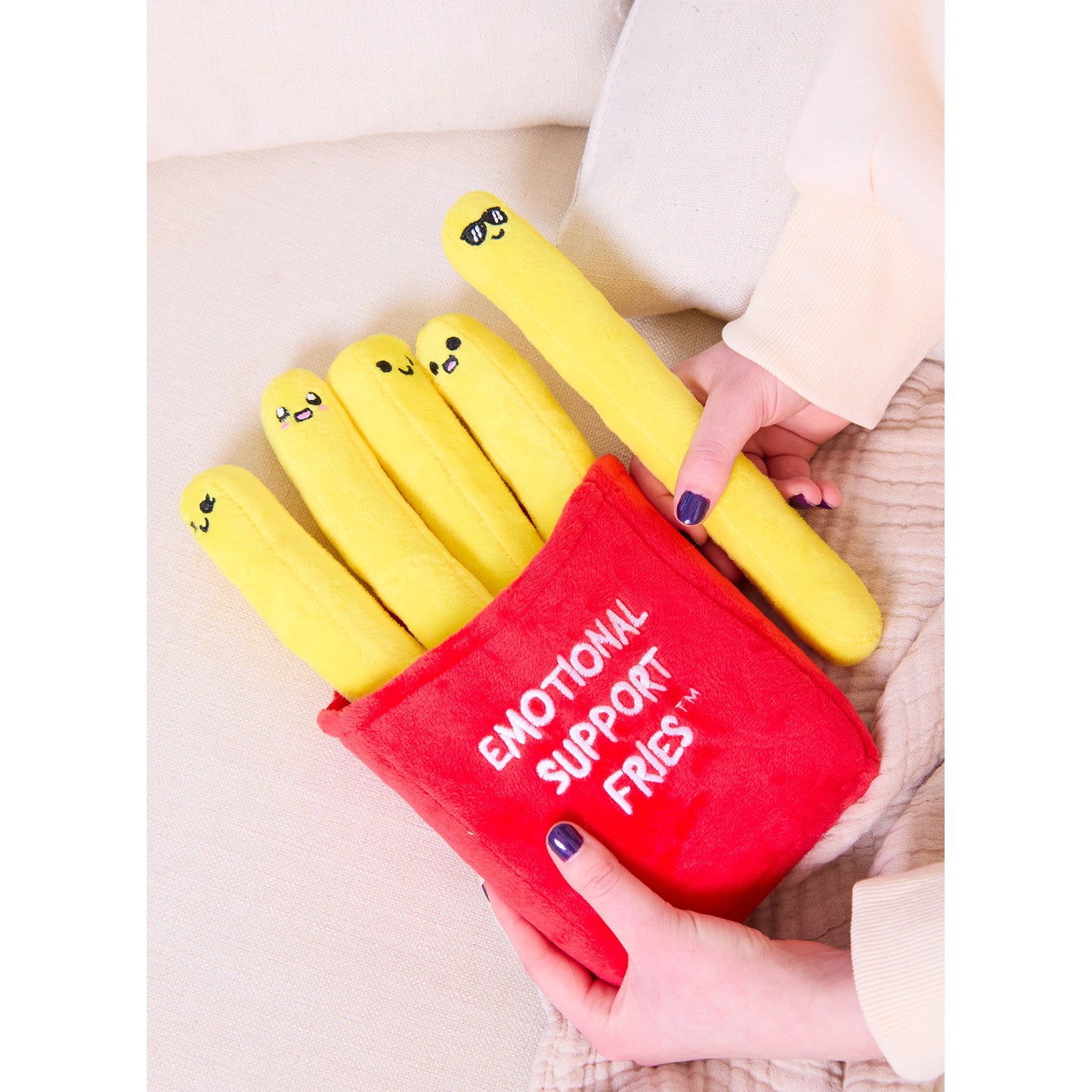 Emotional Support Fries, Kuscheltier