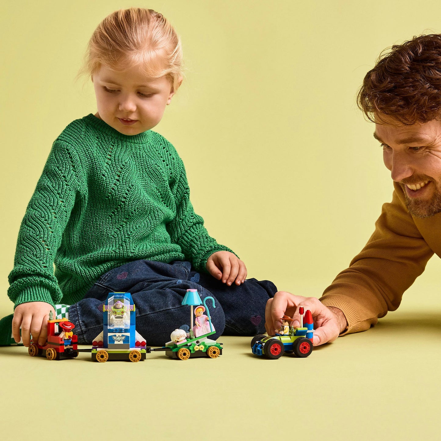 43264 Disney Pixar Partyzug und das Auto RC aus Toy Story, Konstruktionsspielzeug