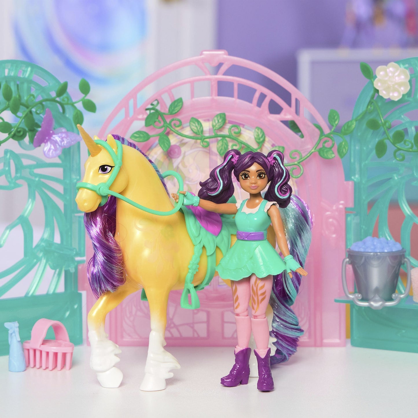 Unicorn Academy - Ava & Einhorn Leaf Stall Spielset mit Farbwechseleffekt, Spielfigur