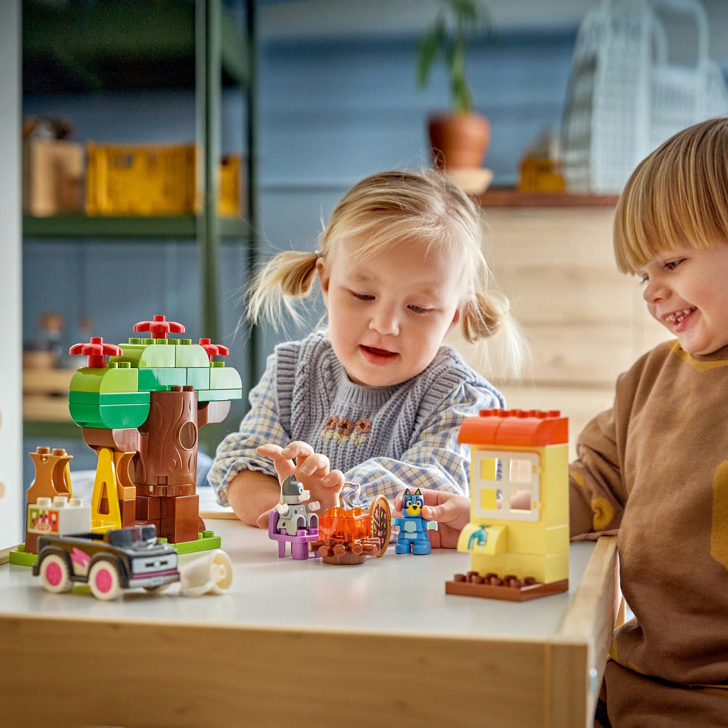 10469 DUPLO Bluey Pizza-Schwestern mit Muffin und Bluey, Konstruktionsspielzeug