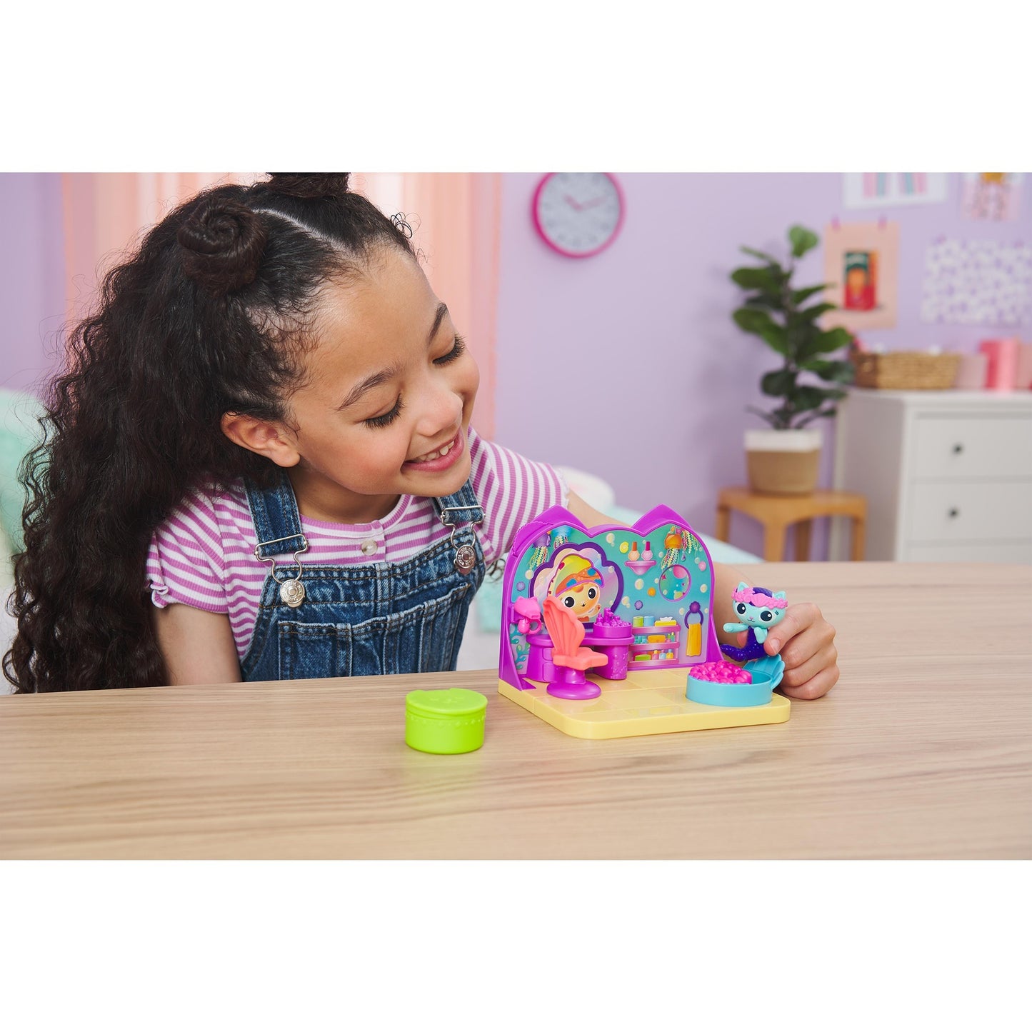 Spinmaster Gabby's Dollhouse Deluxe Room Spielset - Wellness Raum mit Meerkätzchen