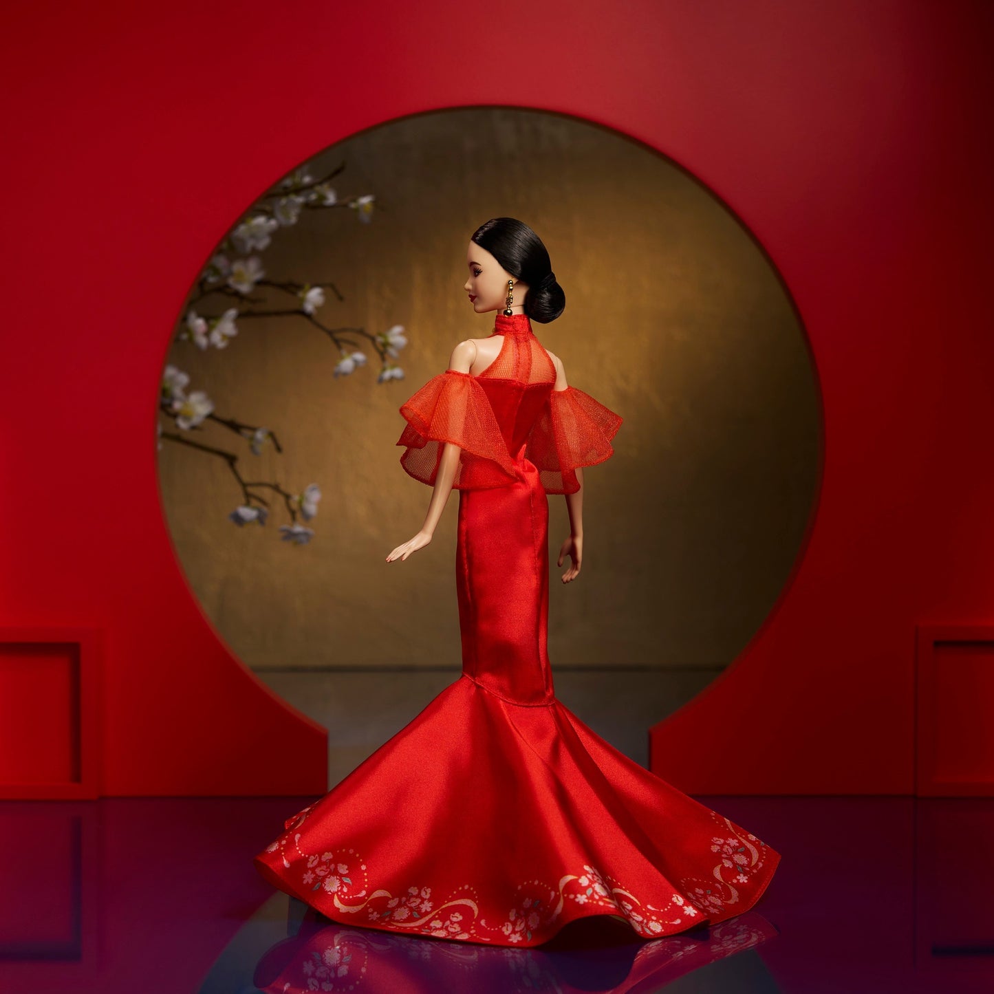 Barbie Signature Lunar New Year mit Qipao und goldenen Accessories, Puppe