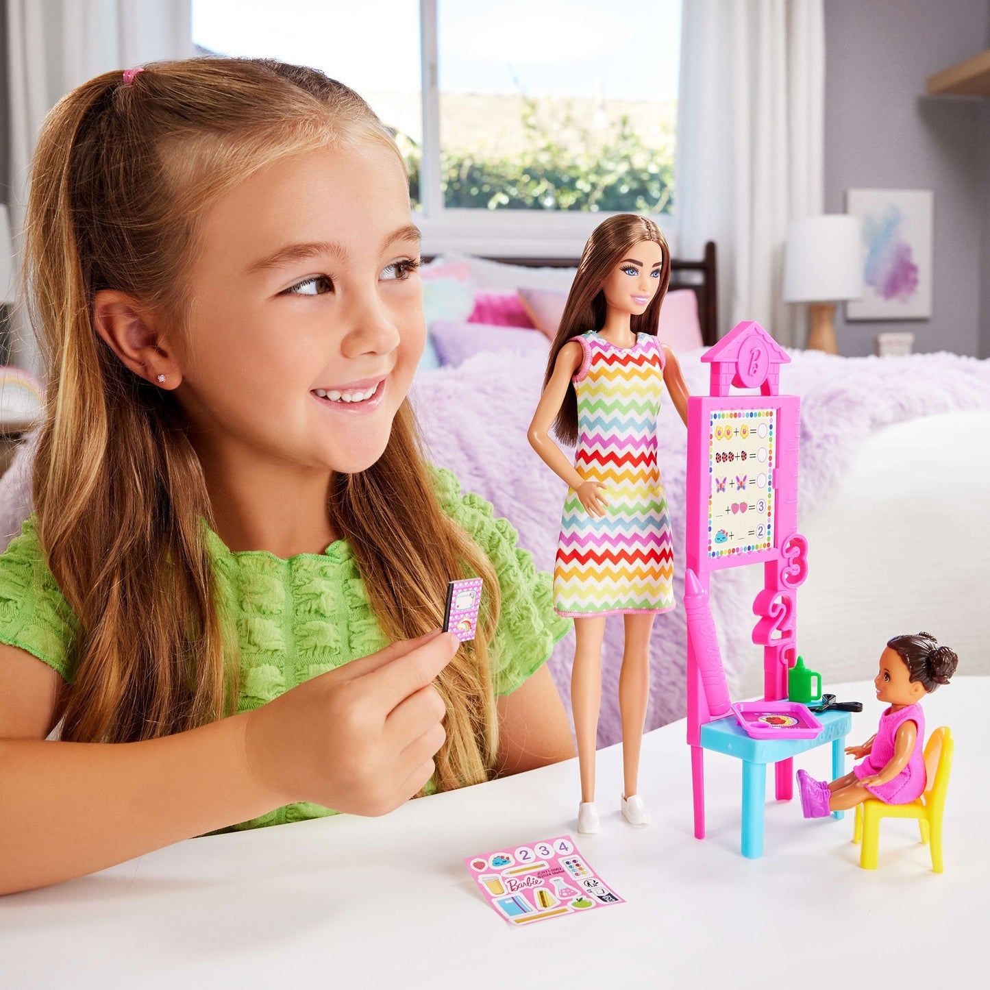 Barbie Lehrerin-Puppe mit Kleinkind-Puppe und Unterrichtszubehör