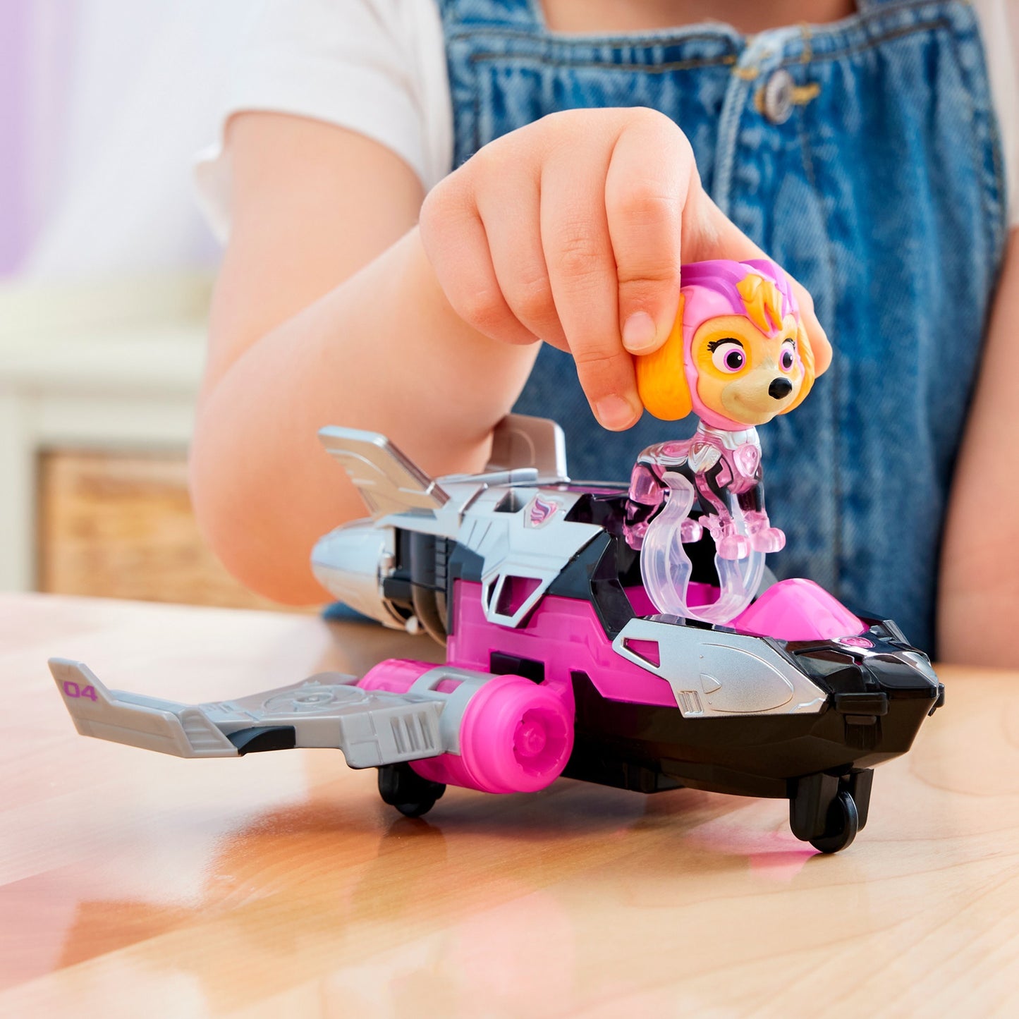 Spin Master Paw Patrol Mighty Kinofilm - Basis Fahrzeug von Skye mit Welpenfigur, Spielfahrzeug