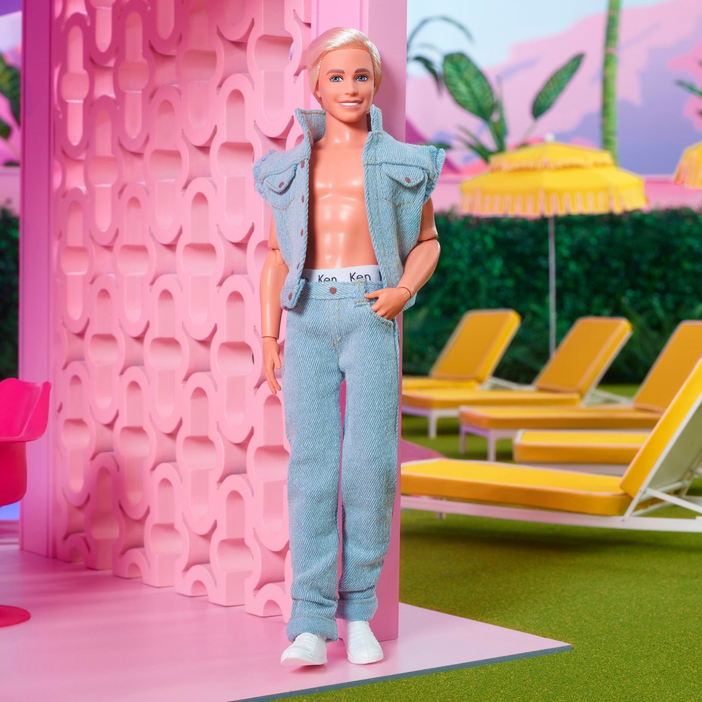 Barbie Barbie Signature The Movie - Ken Puppe zum Film im Jeansoutfit und Original Ken Unterwäsche