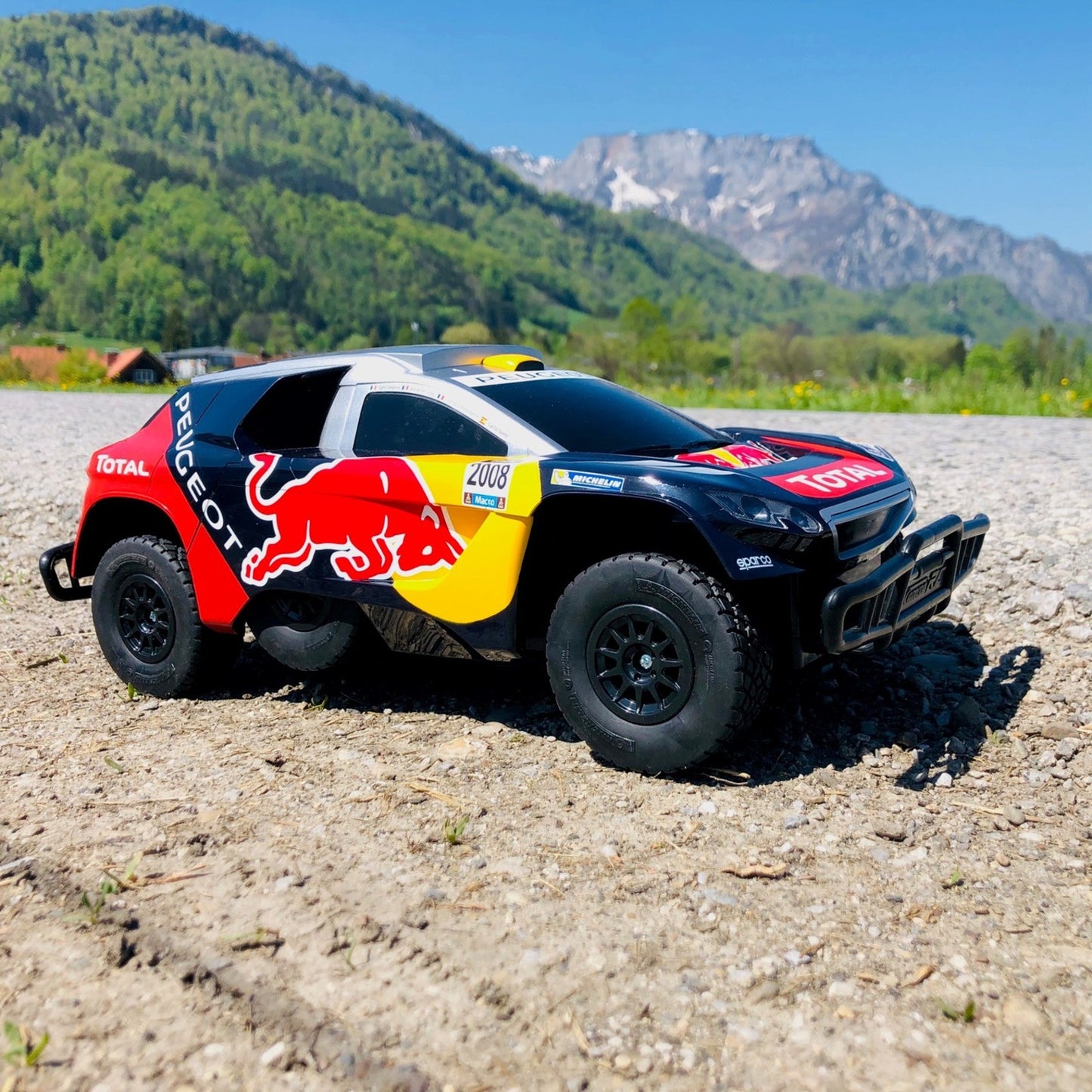 Carrera RC 2,4GHz Peugeot 2008 DKR 2016 - Red Bull