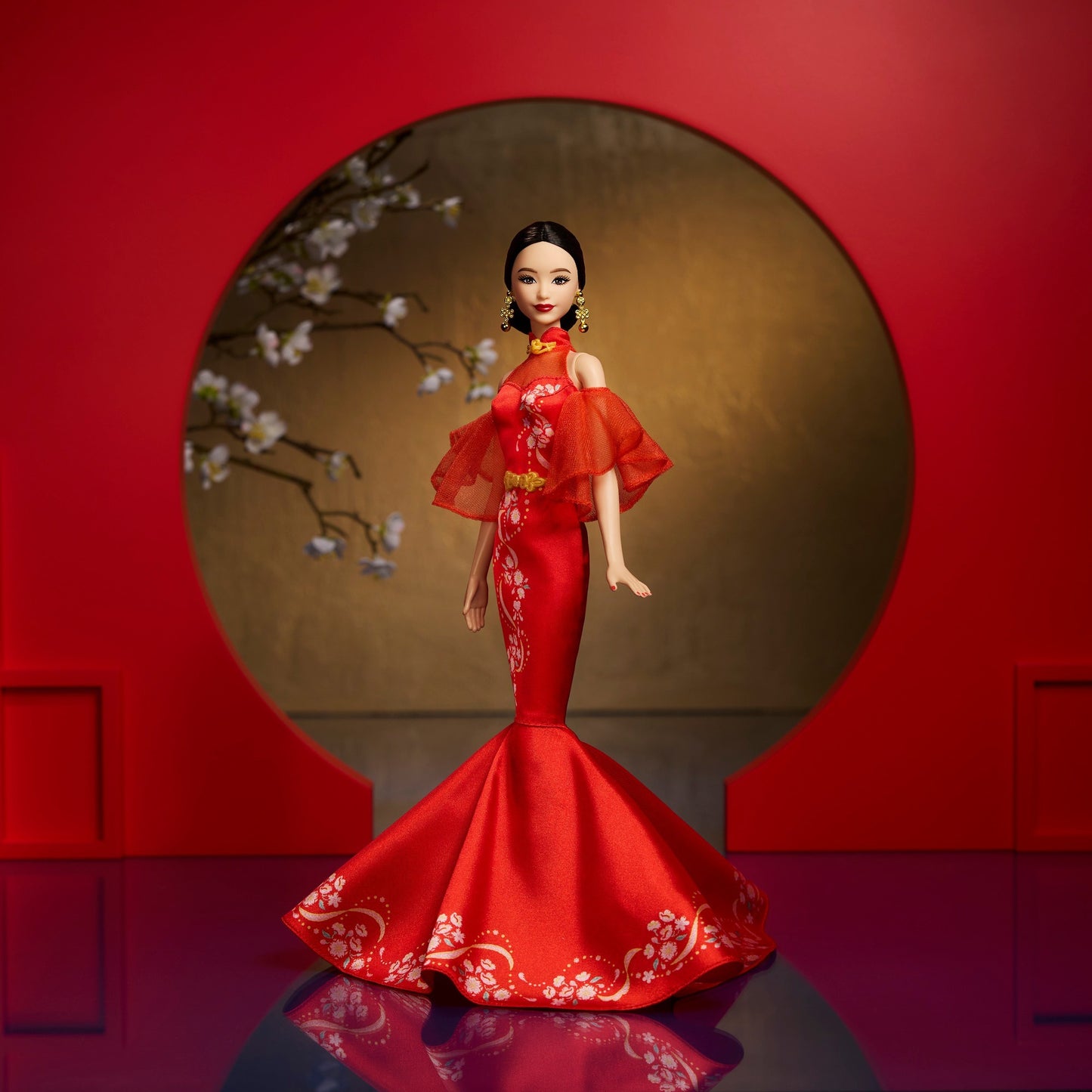 Barbie Signature Lunar New Year mit Qipao und goldenen Accessories, Puppe