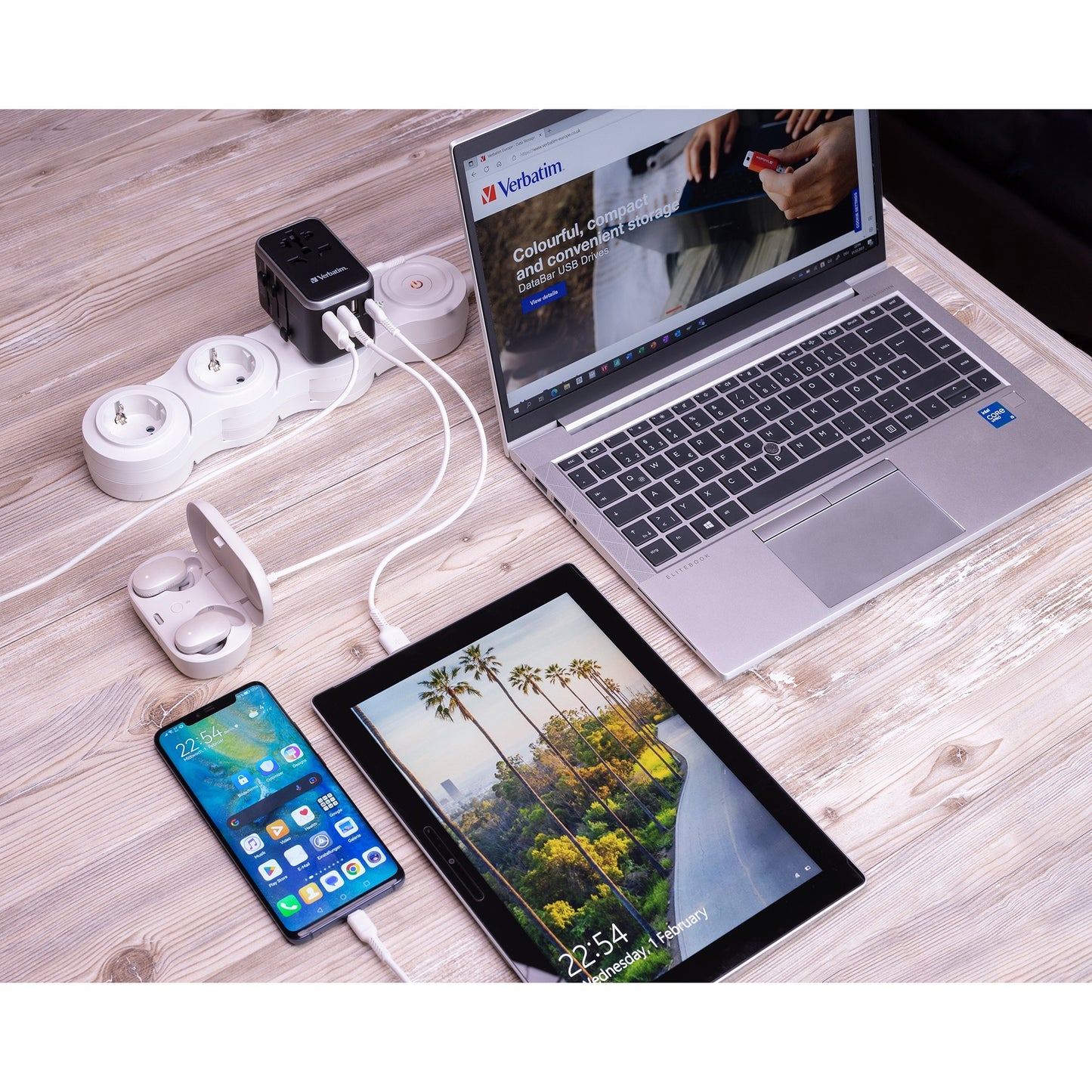 Verbatim Universal-Reiseadapter UTA-04 (schwarz/silber, 3x USB-A, 2x USB-C)