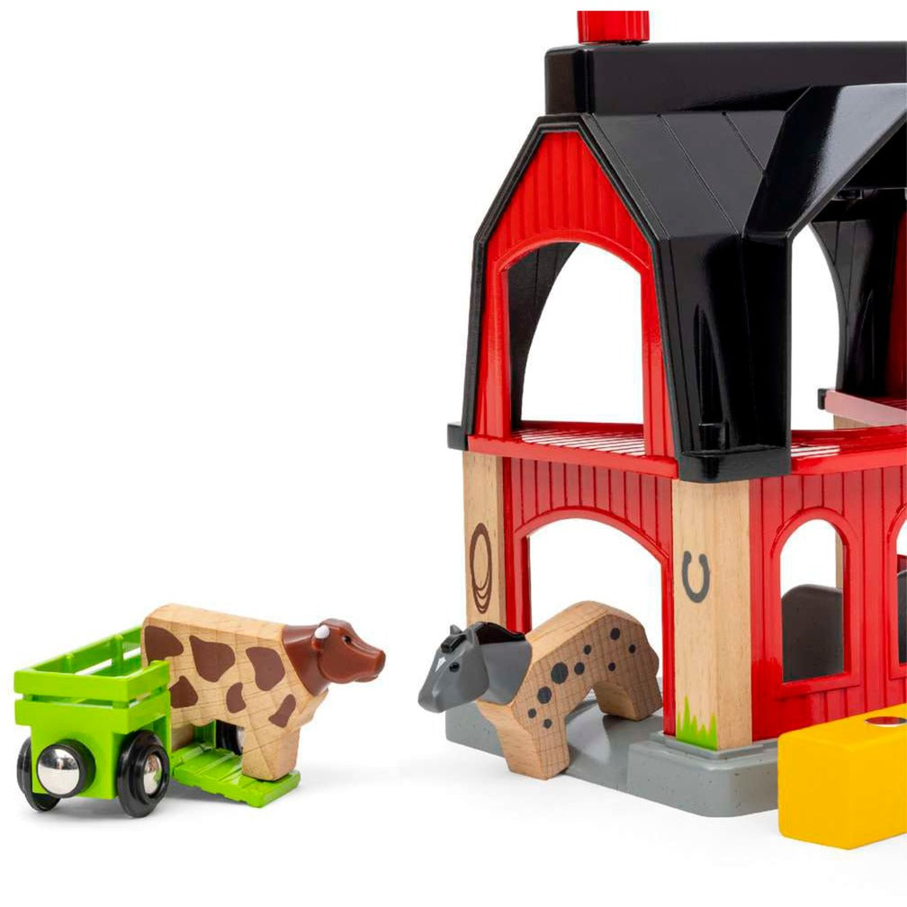 BRIO World Tierscheune mit Heuwaggon, Spielgebäude