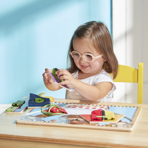 Melissa & Doug - Ich zieh mich an Tafel, Geschicklichkeitsspiel